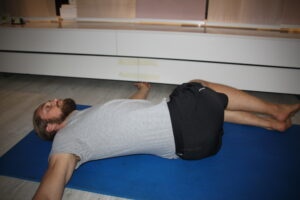 Rückenschmerzen loswerden durch Rückenübung rotation